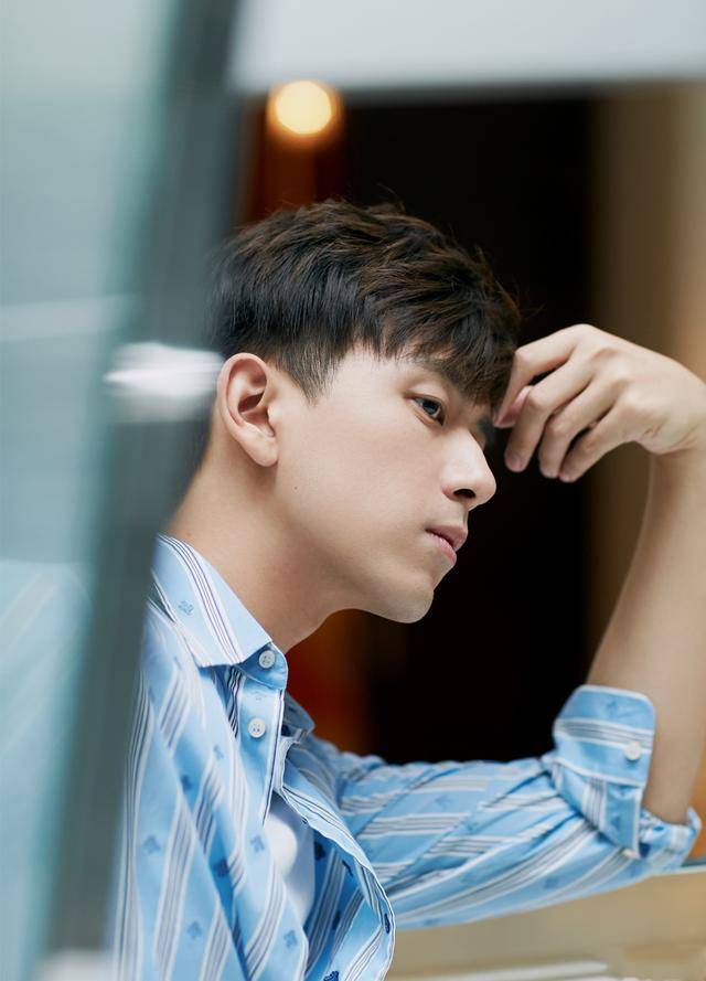 条纹|李现这几款帅气阳光穿搭，赶紧分享给男友