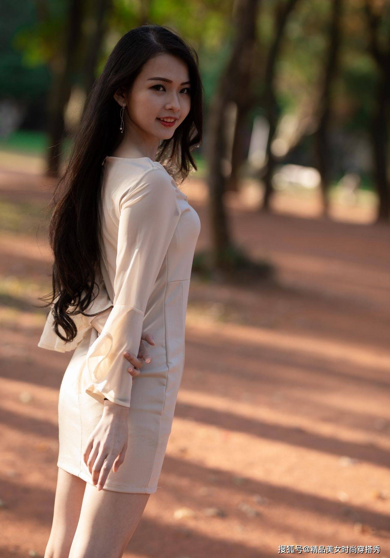 妹纸|简约米色连衣裙，无需任何的装饰也能尽显优雅的甜美感觉