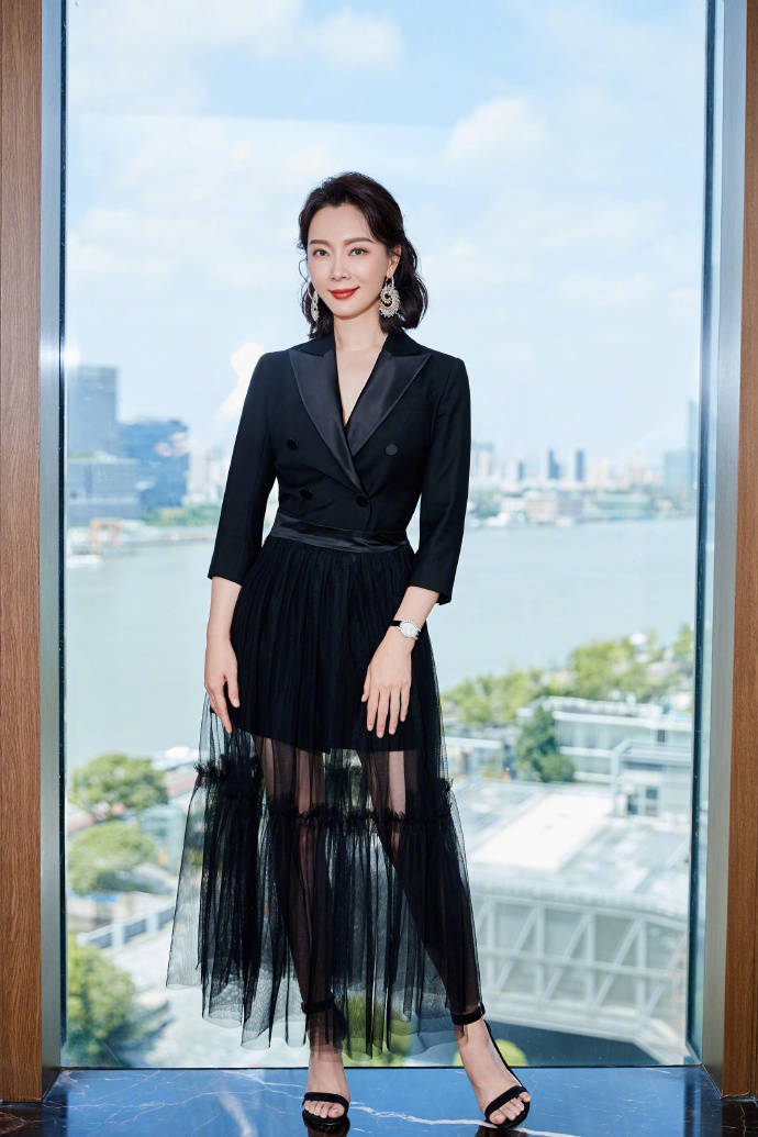 黑色|陈数从42岁美回24岁,不穿裙装也有范儿,白衬衫搭粉色香包太时尚