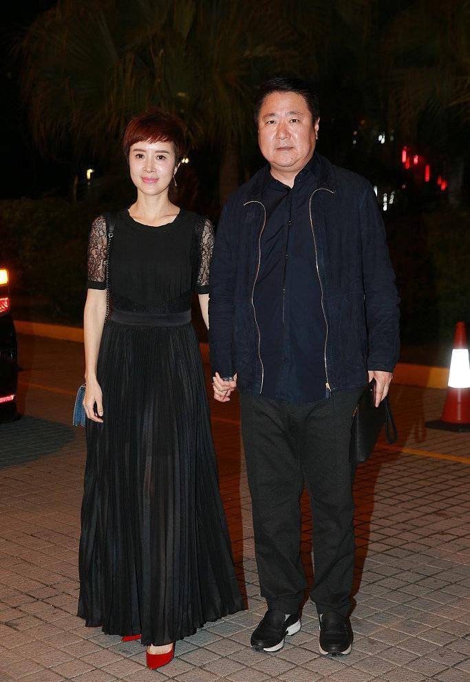 老公|金巧巧携老公现身，一袭百褶裙气质出众，48岁老公休闲装好接地气