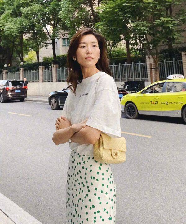 贵妇|被章小惠的“贵妇感”惊艳，穿西装配彩色印花裙，高贵又洋气