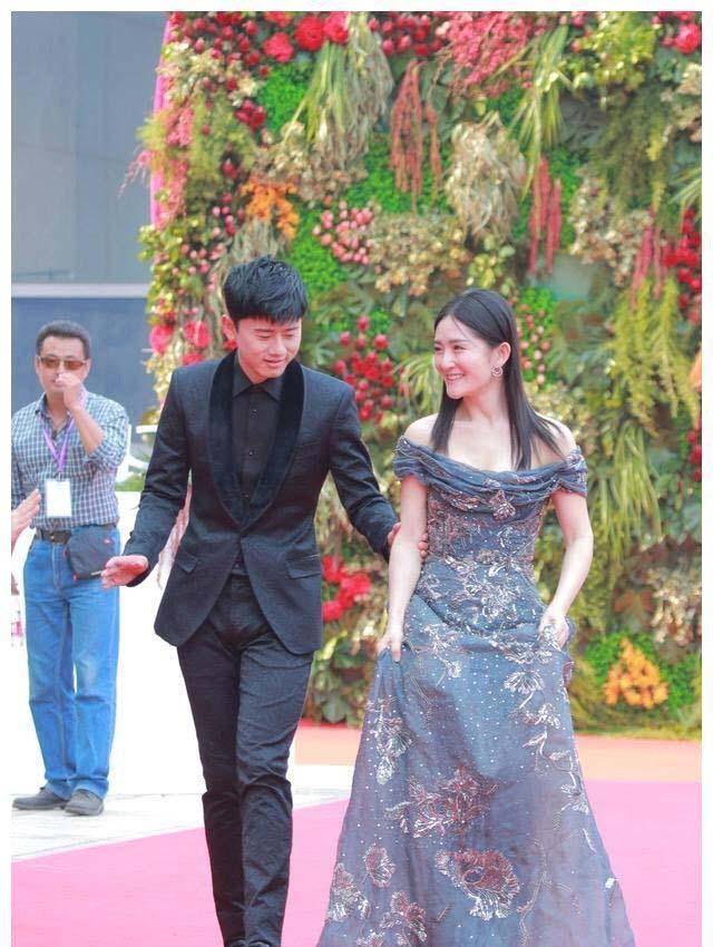 眼睛|谢娜张杰亮相活动，一袭灰蓝裙秀锁骨，张杰像小跟班眼睛紧盯谢娜