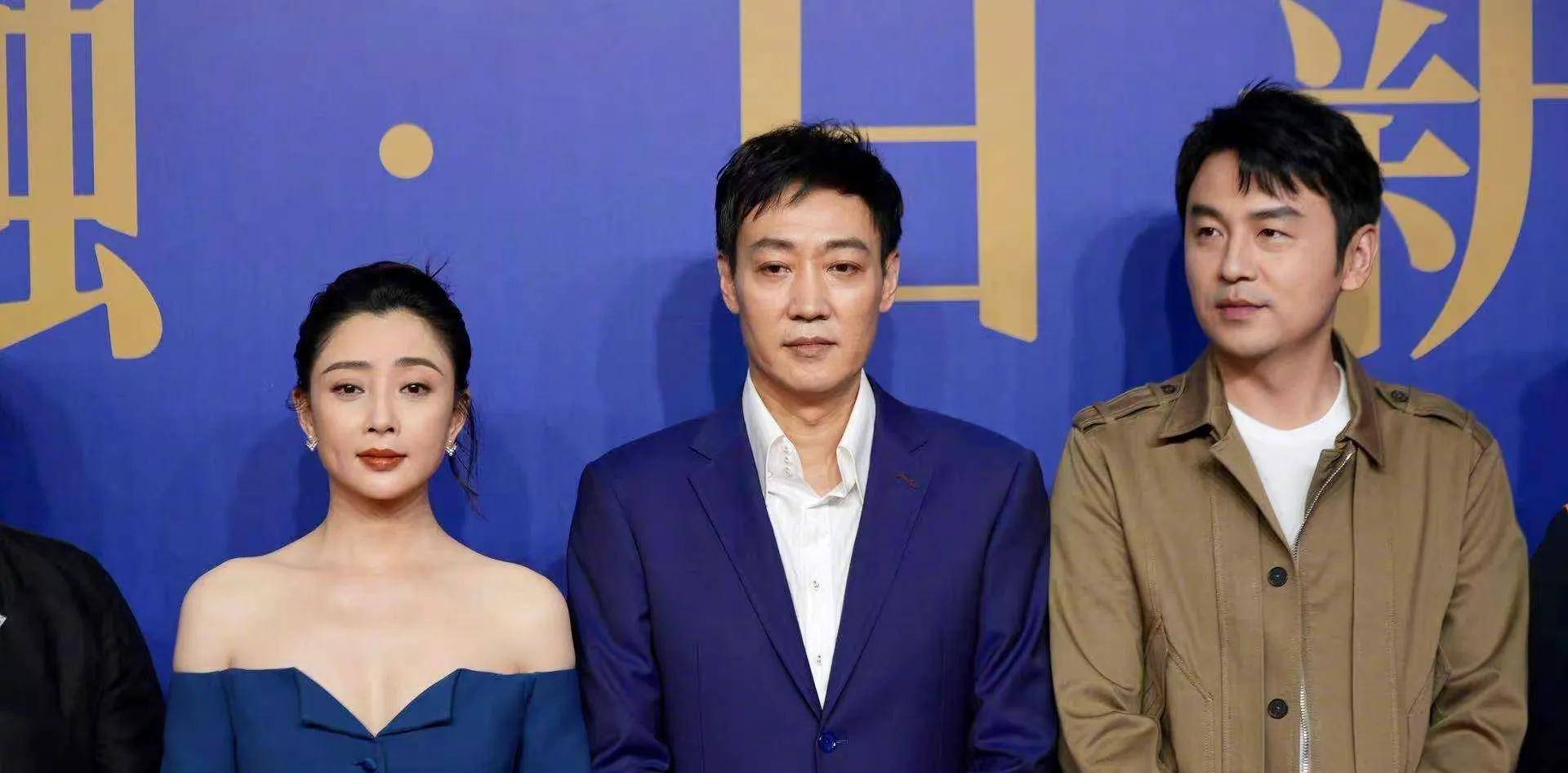 黑色|童瑶倪妮现身发布会！童瑶黑白配又壮又土气，倪妮内衣外穿更撩人