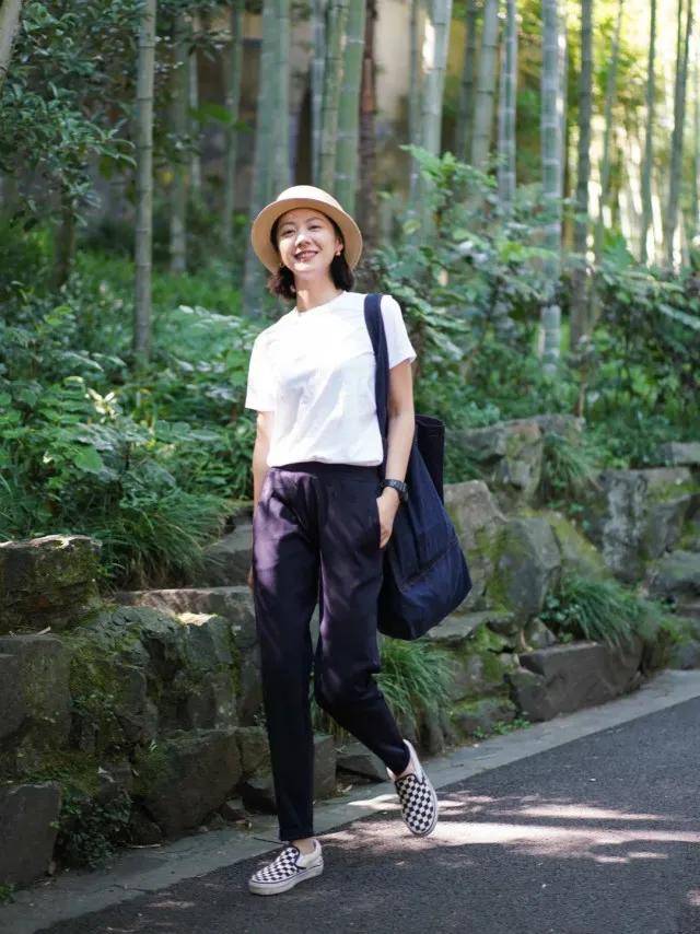 高个子|穿来穿去，还是T恤最实用，今夏这样选款、挑色，上身才时髦吸睛