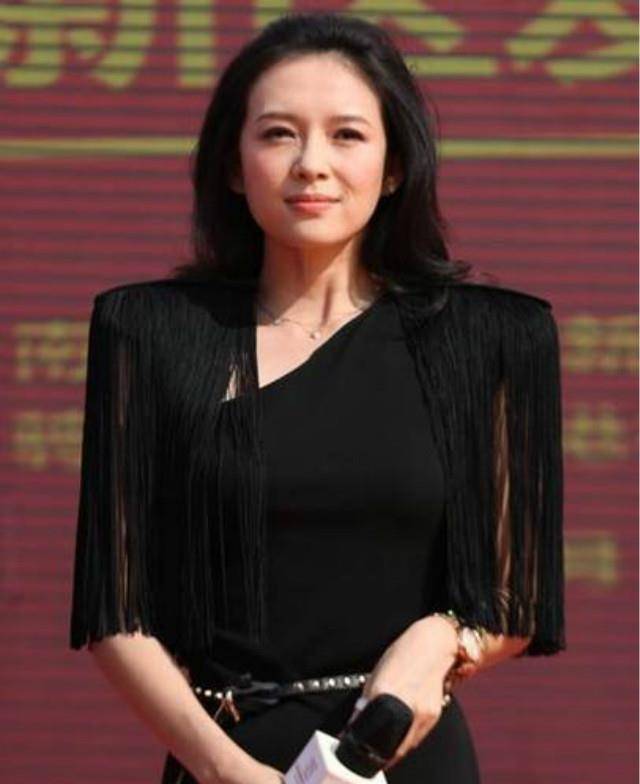 垫肩|女人若才50岁,别打扮太老气!这4种妈妈服别穿,庸俗没气质