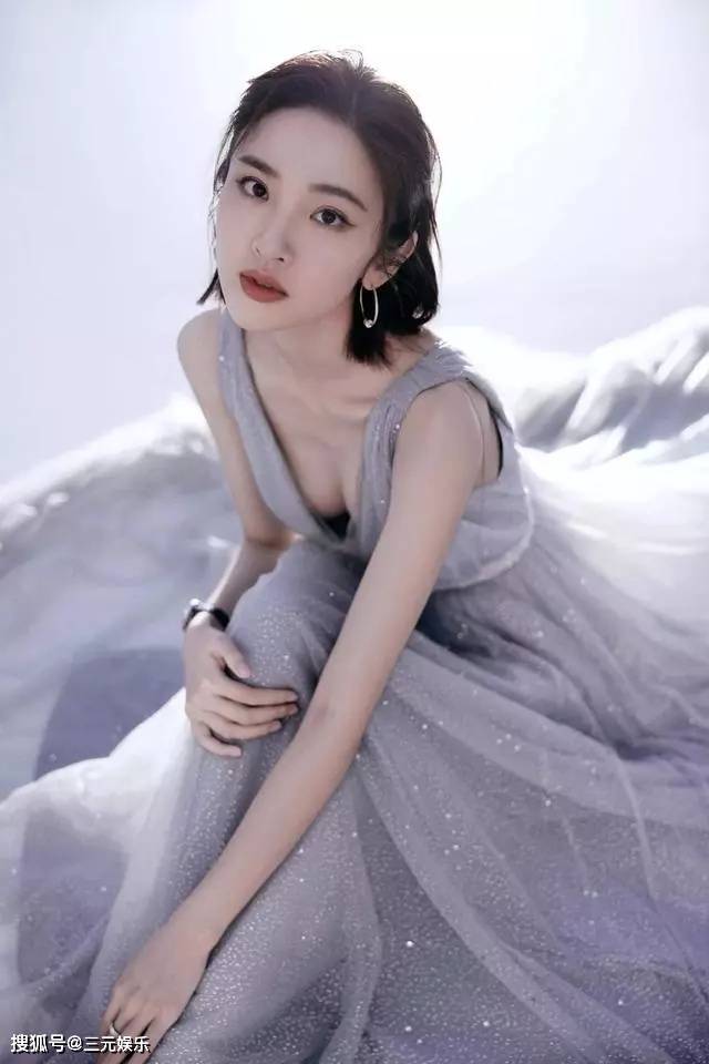 唐艺昕|唐艺昕的状态真A，穿纱裙身姿曼妙，手捧莲花宛如花仙子