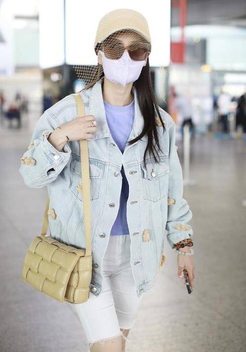 进行|黄圣依为了防晒太下功夫，穿“反季”牛仔服戴渔网帽，真不嫌热