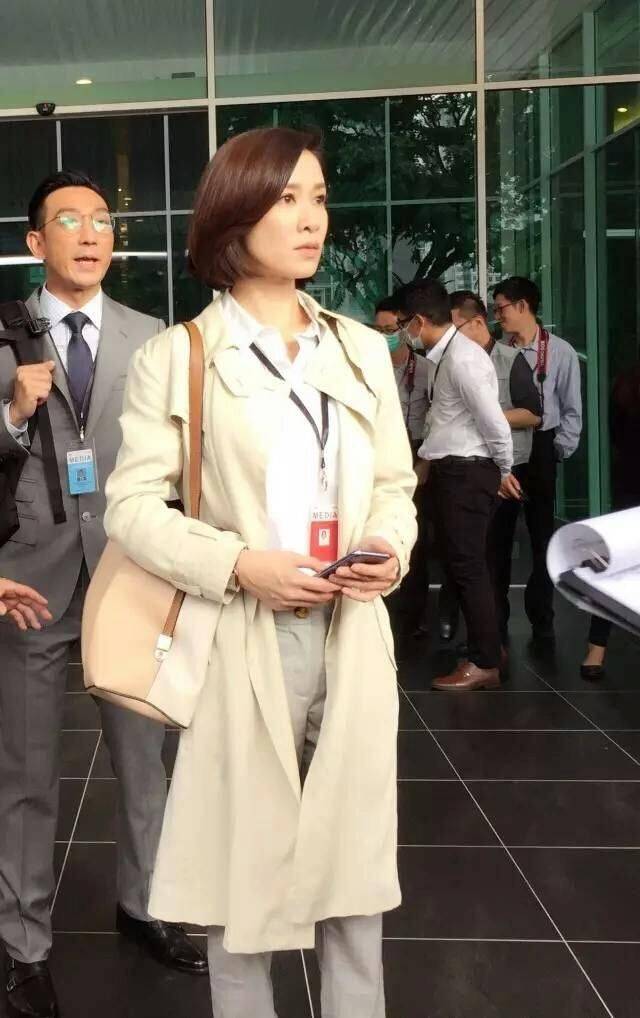 保养|素人晒佘诗曼合影，46岁皮肤保养的很好，就是穿短裤成五五分！