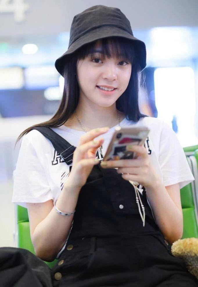 因为|欧阳娜娜看起来还是很娇嫩的！婴儿肥脸+吊带裤，学生范都出来了