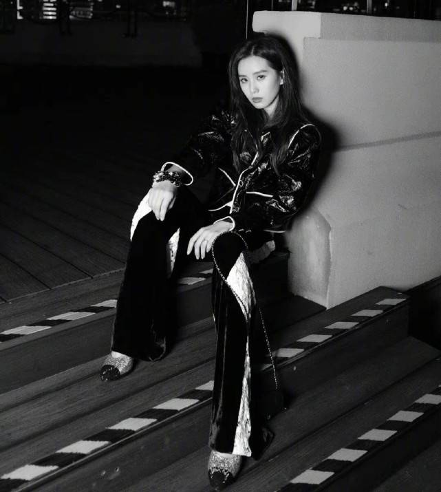 一身|周迅穿香奈儿越来越大胆!优雅套装里穿土味弹力裤,居然都没翻车