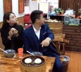 要求|情侣吃早餐要求打包,服务员一拳砸下去情侣懵圈了,网友:没毛病