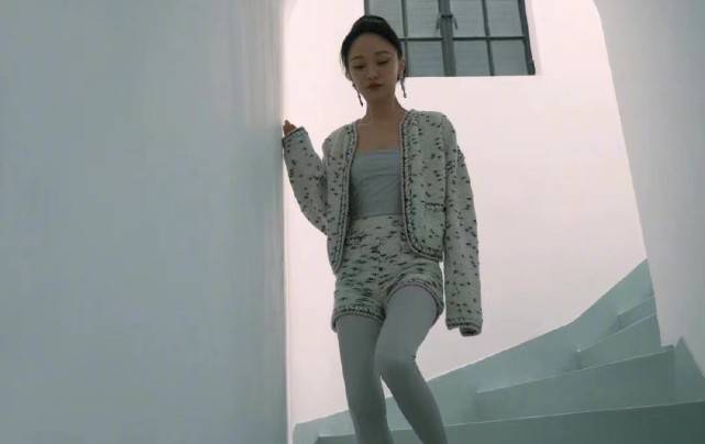 一身|周迅穿香奈儿越来越大胆!优雅套装里穿土味弹力裤,居然都没翻车