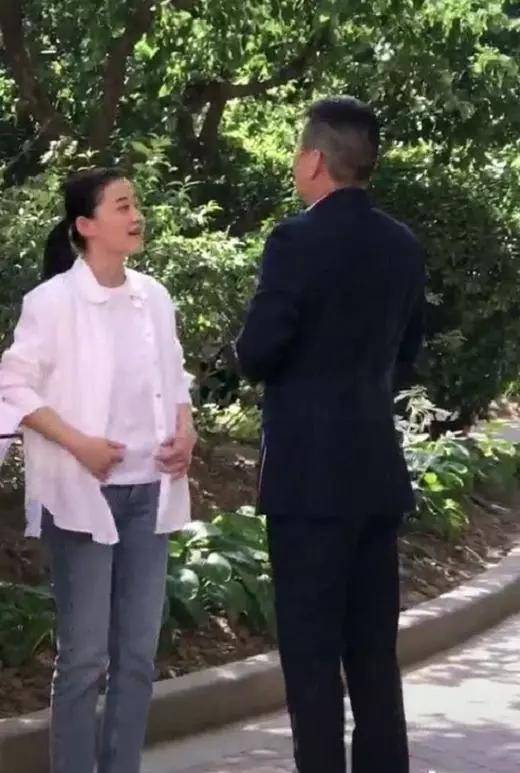 黑色|梅婷接受访问素颜出镜，脸松弛自然，皱纹真实但纯天然就是漂亮！