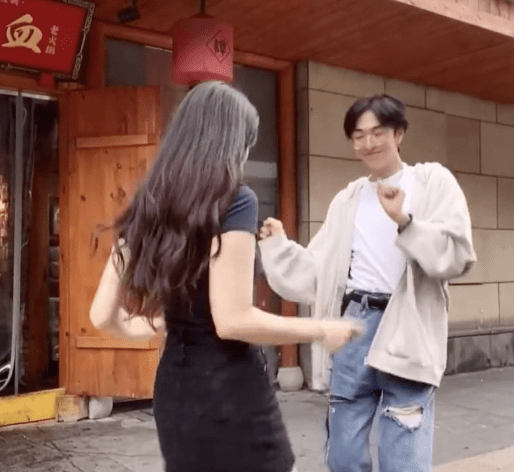 儿子|伊能静儿子和表姐斗舞，哈利摇曳身姿不断笑场，滤镜下五官很奇怪