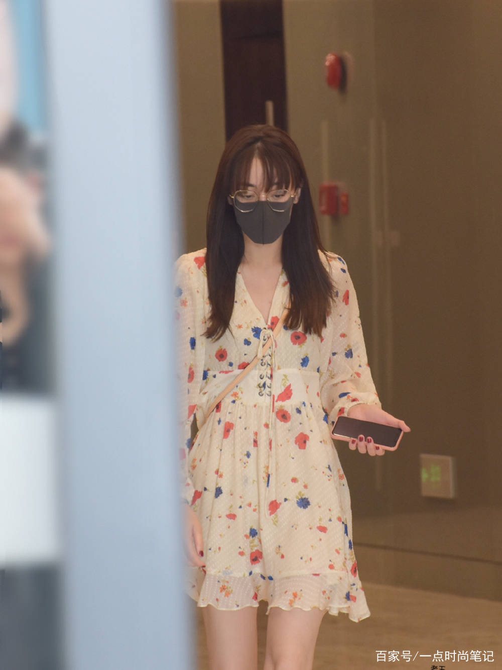 显得|迪丽热巴夏日私服迷上印花裙,她的腰臀比和长腿真的一绝啊!
