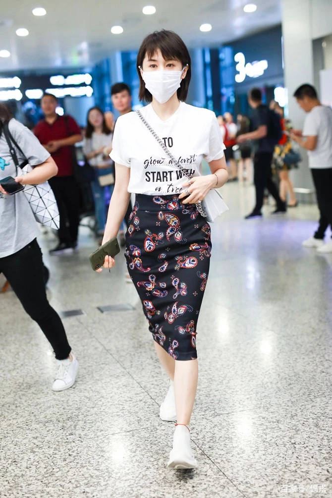 张俪|陈赫娇妻张子萱厉害了！T恤搭印花长裙，减龄时髦，35岁美回25岁