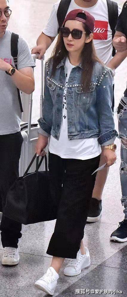 公主|秦海璐被老公宠成公主，穿牛仔装洋气，皮肤粉嫩减龄得不像42岁