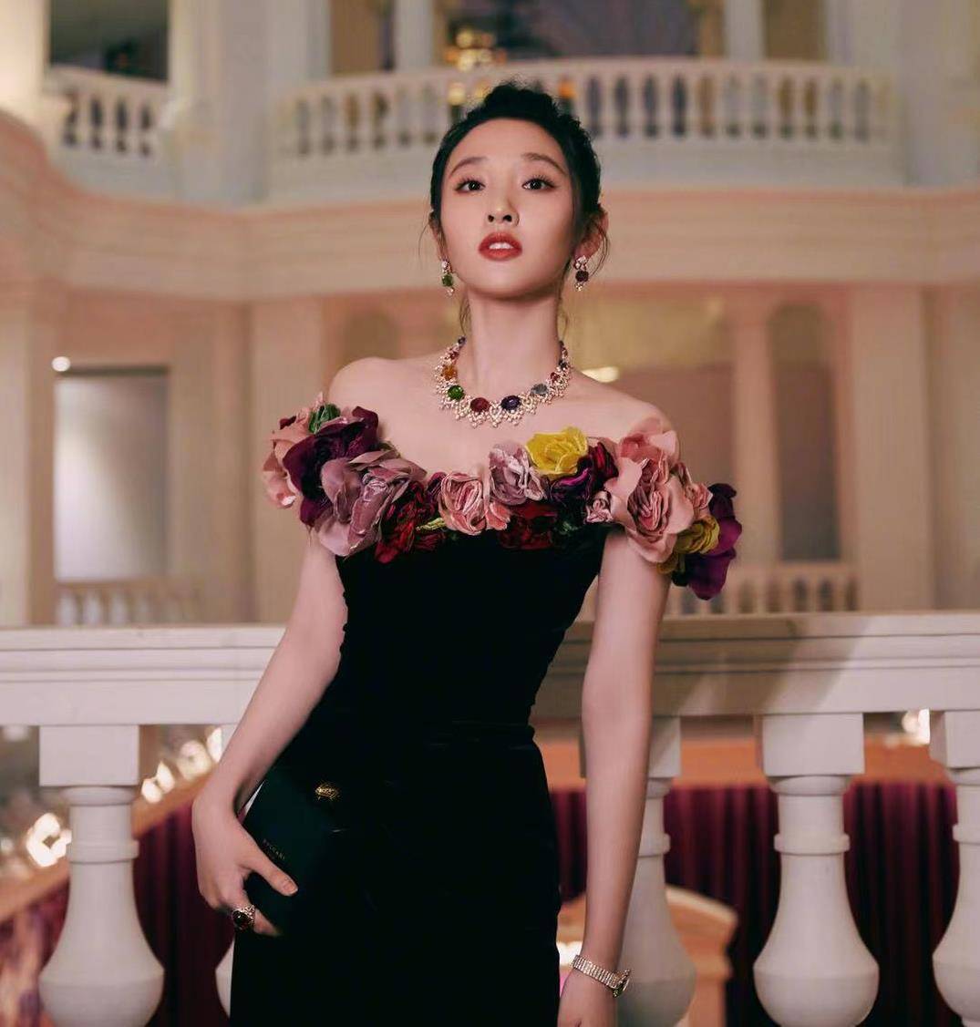 小腹|唐艺昕被疑怀二胎！小腹隆起之外还有疑点，网友称怀孕起码5个月