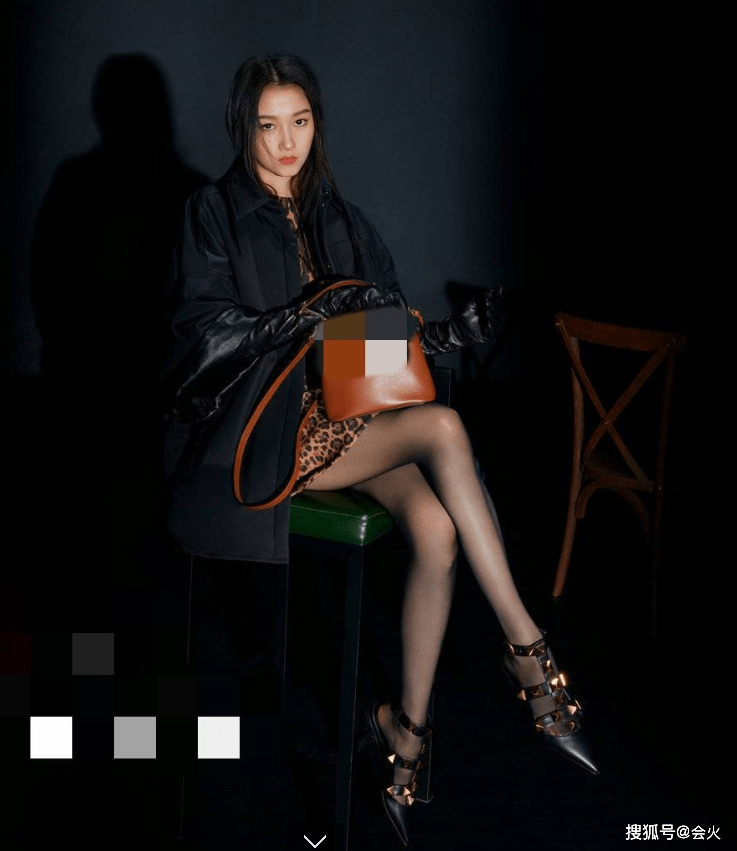 女儿|关晓彤穿豹纹与妈妈拍大片！母女两人高跟鞋换着穿，纤细长腿抢镜