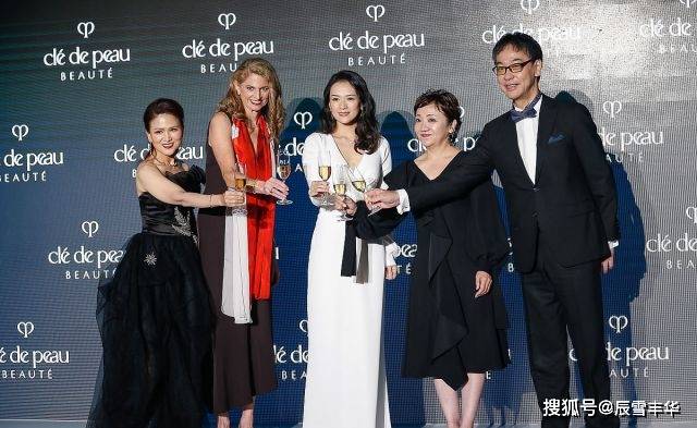 设计|章子怡穿衣真有“心机”，一身白色礼服裙秀蛮腰，美得高级又迷人