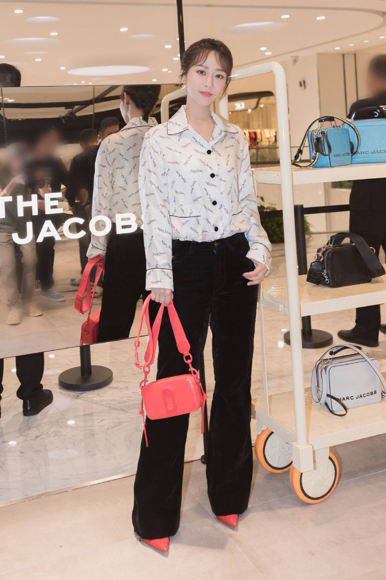 身材|杨紫终于找对风格，穿一字肩长裙秀天鹅颈太美了，高级大气很惊艳