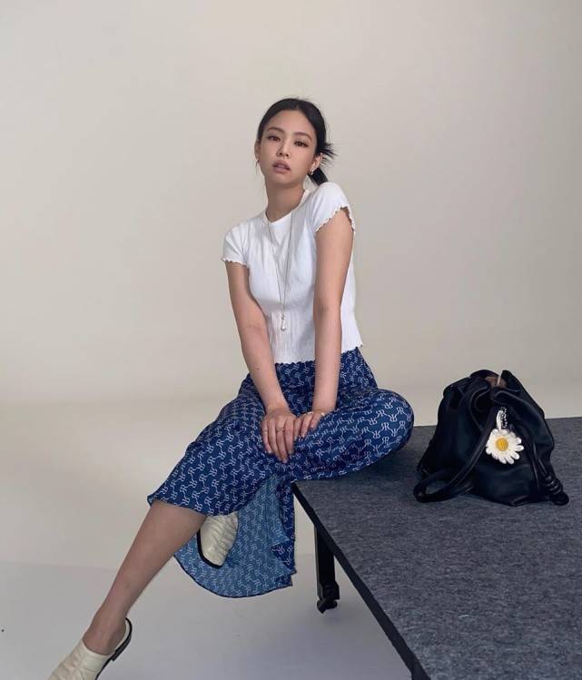 黑色|“人间香奈儿”金智妮，穿蓝色露脐装潮流个性，配西裤显小蛮腰！