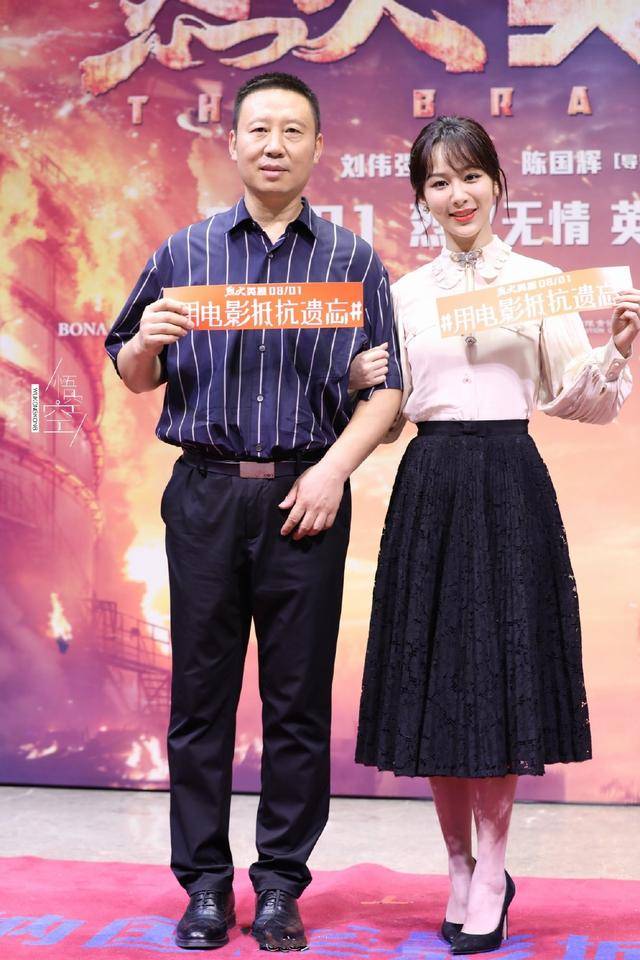 颜色|杨紫厉害了！身穿两套衬衣配半裙高级又时髦，携父亲走红毯真抢镜