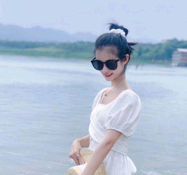 服装|日常穿搭可以很简约，但要清爽干净，穿上基础款也会很好看