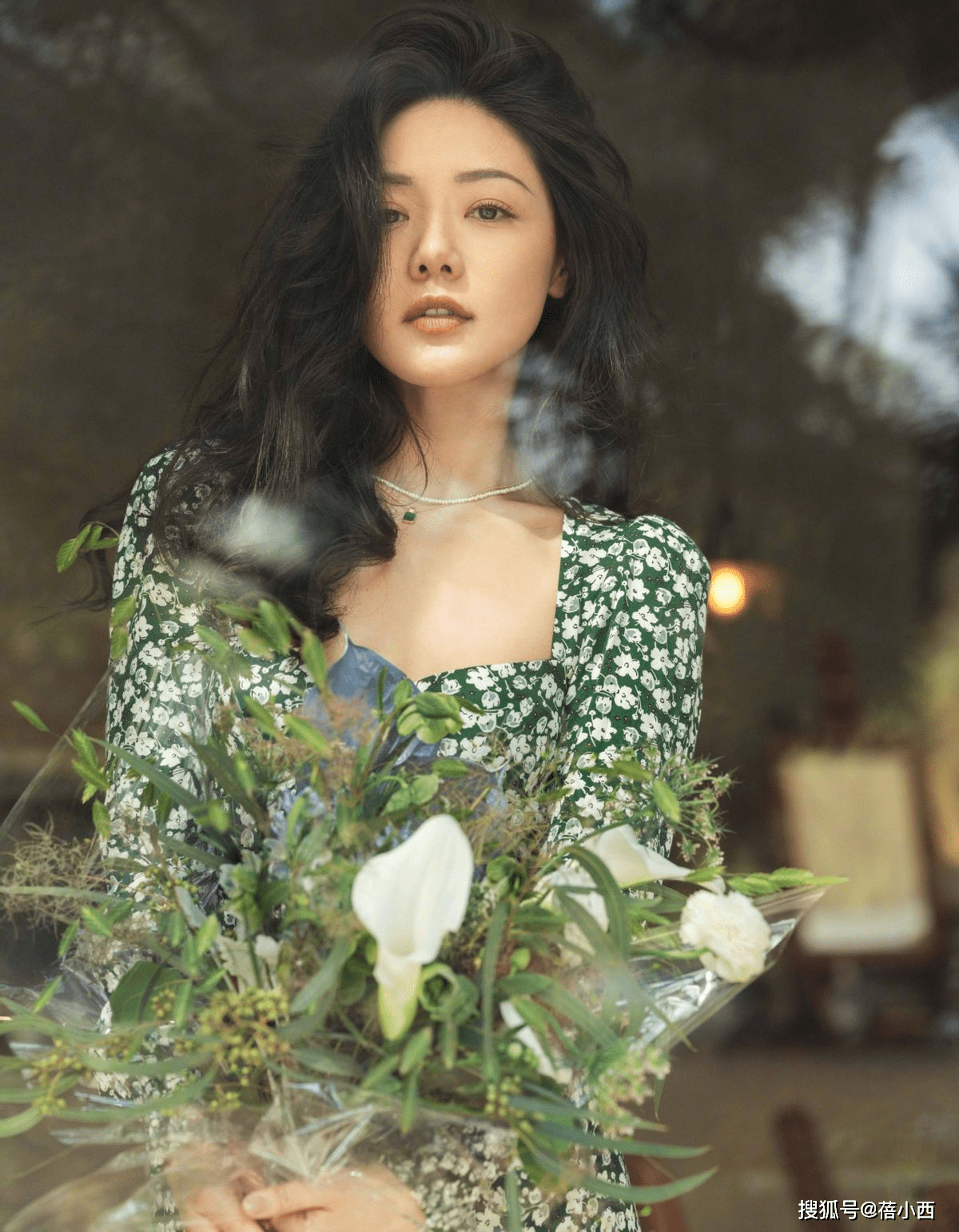 身材|邓家佳换了风格美得认不出，穿绿色碎花裙大秀美腿，被她惊艳到了