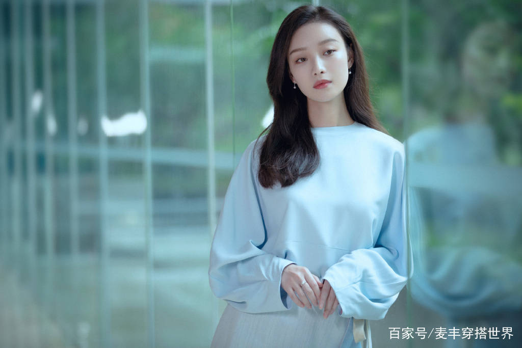 鱼尾|倪妮气质真好，穿淡蓝色上衣配围裹半身裙，清新淡雅高级感满满