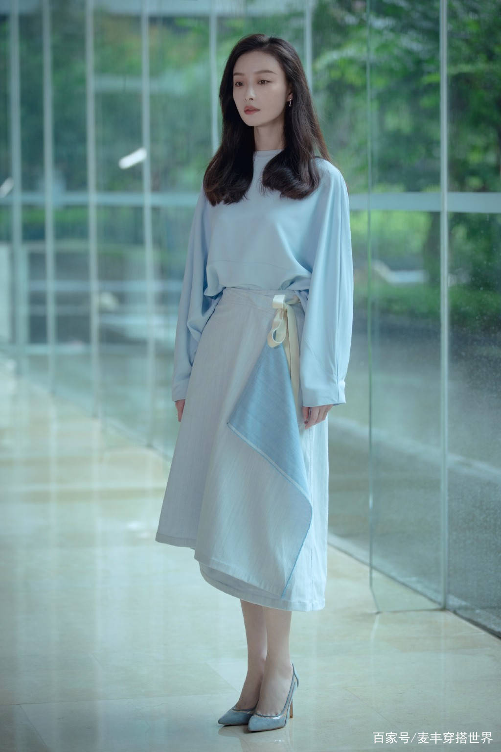鱼尾|倪妮气质真好，穿淡蓝色上衣配围裹半身裙，清新淡雅高级感满满