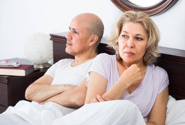 肝脏|睡前常玩手机，身体若有3种表现，可能是肝病，不妨一看