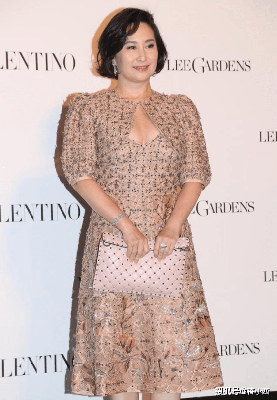 何超琼|何超琼不愧是赌王最爱的女儿,气场很难被超越,穿镂空裙也很高级