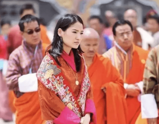 因为|不丹王后怀二胎变调皮，躲在国王身后藏着孕肚，偏要穿绣花高跟鞋