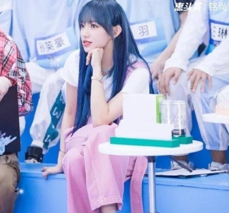 程潇|程潇的“女神坐”火了，双腿叠在一起没