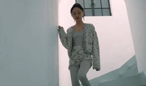套装|周迅没生娃真的瘦，穿开衫内搭紧身打底满是“褶皱”，光吃不胖太牛