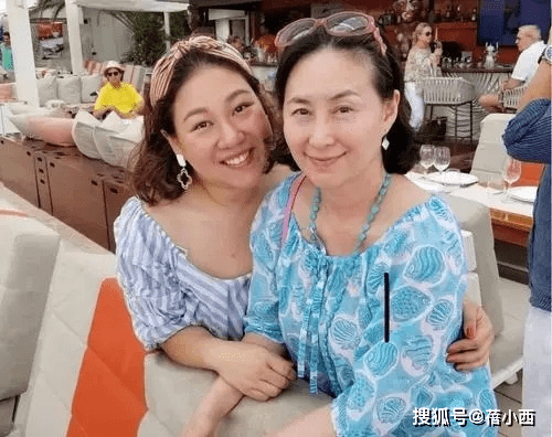 何超琼|何超琼不愧是赌王最爱的女儿，气场很难被超越，穿镂空裙也很高级