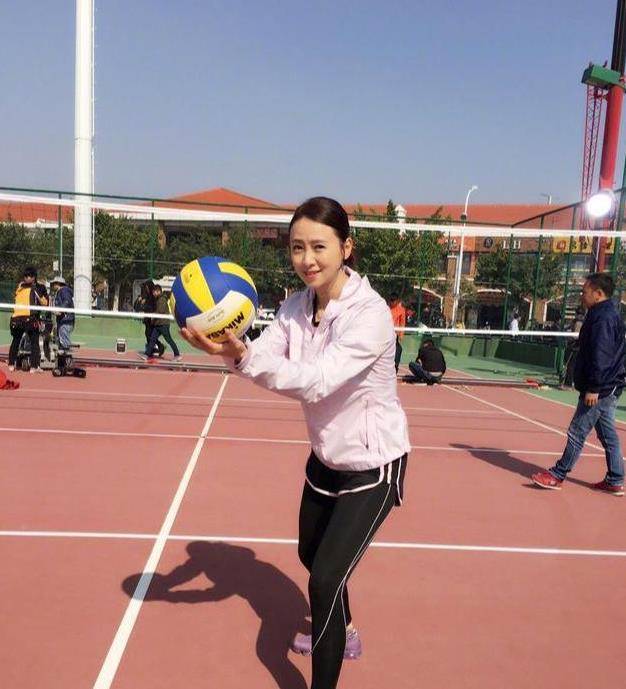 自拍|翁虹是真的老了，穿运动服和猫猫自拍，美颜滤镜也难掩中年气质