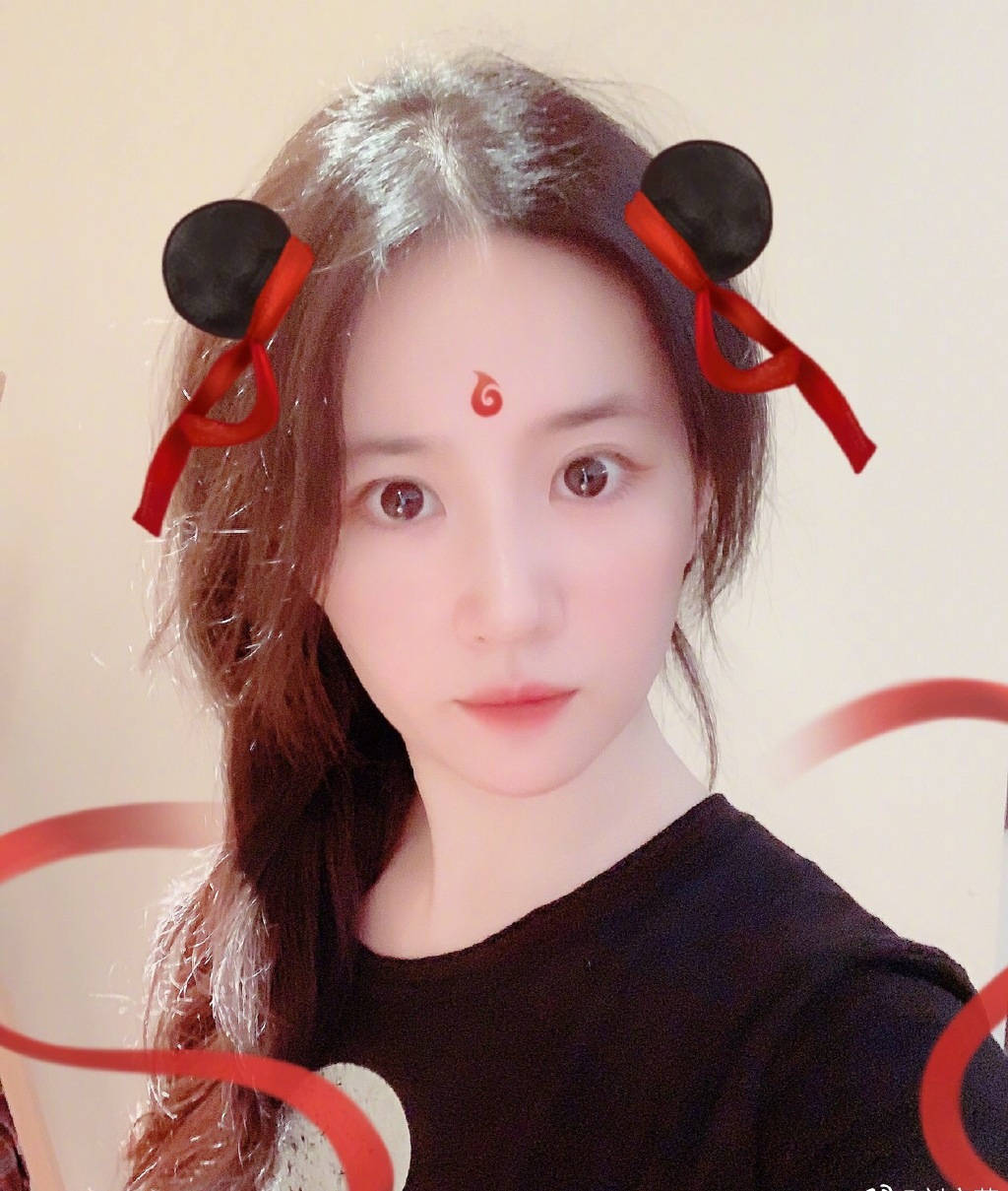 发型|刘亦菲就是会穿，一款西服搭配超短裙白T恤，大长腿实力抢镜