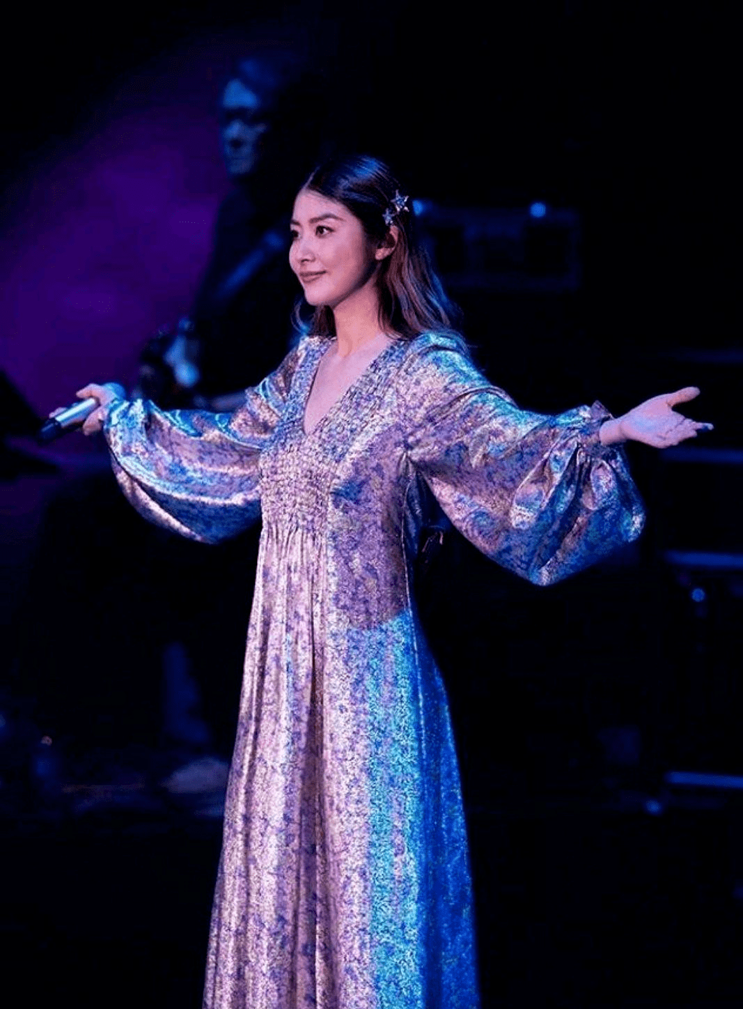 身材|陈慧琳48岁了，气质反而更高级，印花上衣配银色半身裙，高贵优雅