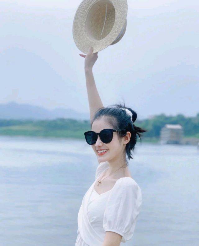 服装|日常穿搭可以很简约，但要清爽干净，穿上基础款也会很好看