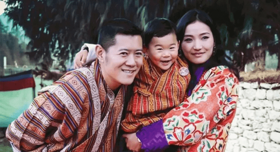 因为|不丹王后怀二胎变调皮,躲在国王身后藏着孕肚,偏要穿绣花高跟鞋