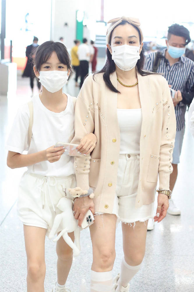 腰肢|钟丽缇带俩闺女赶飞机，母女仨6条大长腿很抢眼，感叹基因太强大