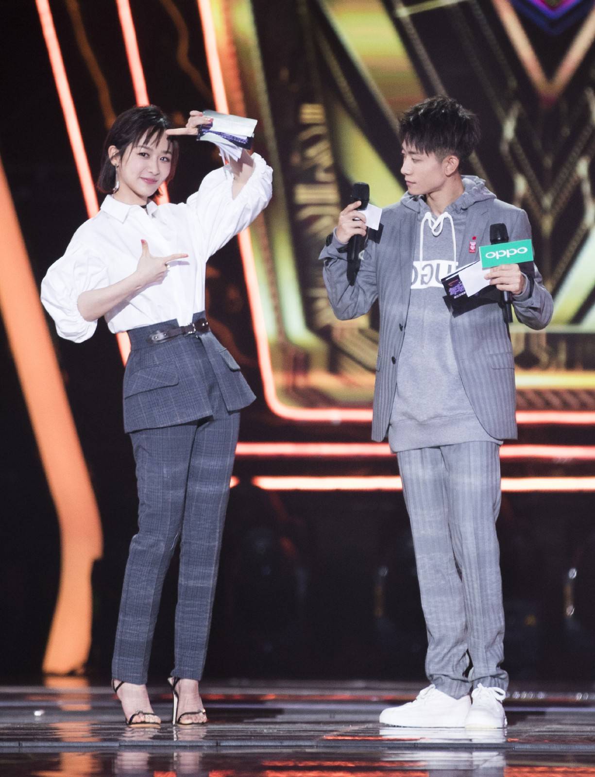 蓝色|杨紫越来越美了，一袭蓝色开叉裙配10厘米“铁钉鞋”，优雅大气