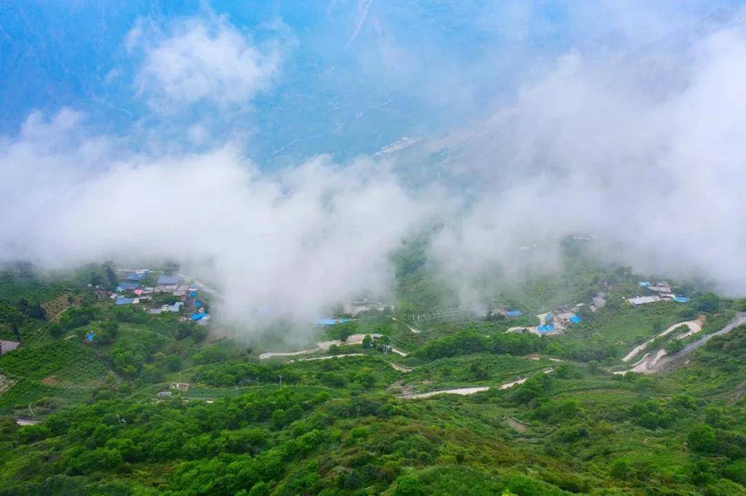 7月6日用无人机航拍的四川阿坝州理县西山村浮云牧场.