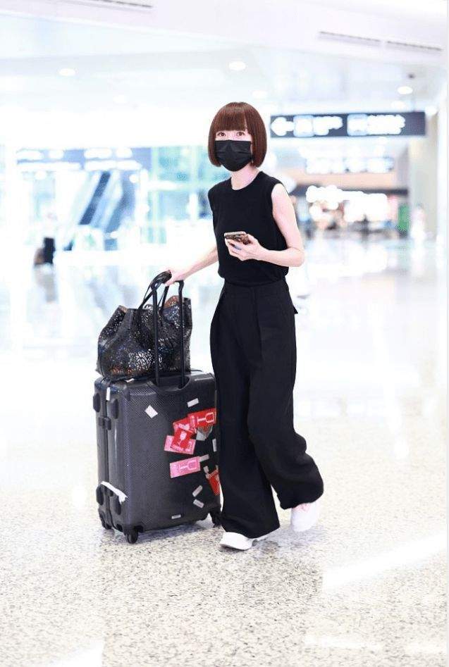 一身|鲁豫真是瘦过头了!一身黑色搭配秀“纸片”身材,看得人好心疼