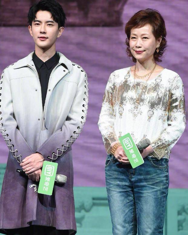 一身|叶童穿印花裙亮相，满脸鱼尾纹，网友：优雅老去也是骄傲的事情！