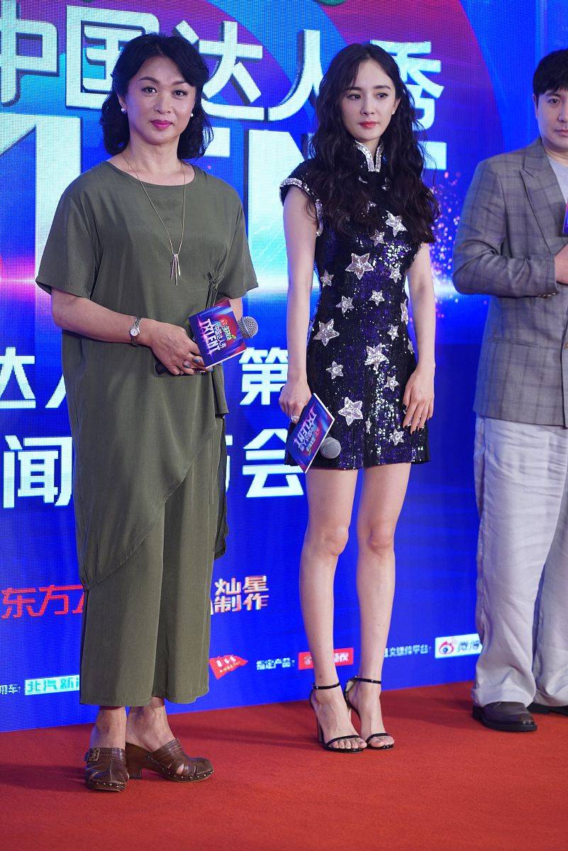 杨幂|杨幂星星裙大秀时尚，180的沈腾变“短腿”，金星蔡国庆哪像差1岁