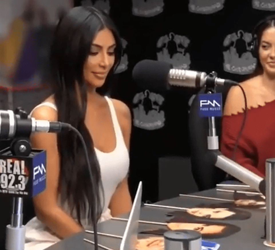 感觉|金·卡戴珊穿白色紧身包臀裙，撩发凹造型气质不凡