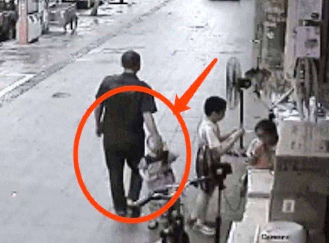 诱惑|“一颗糖骗一个孩子”没见过这么嚣张的人贩子,看完不能再淡定